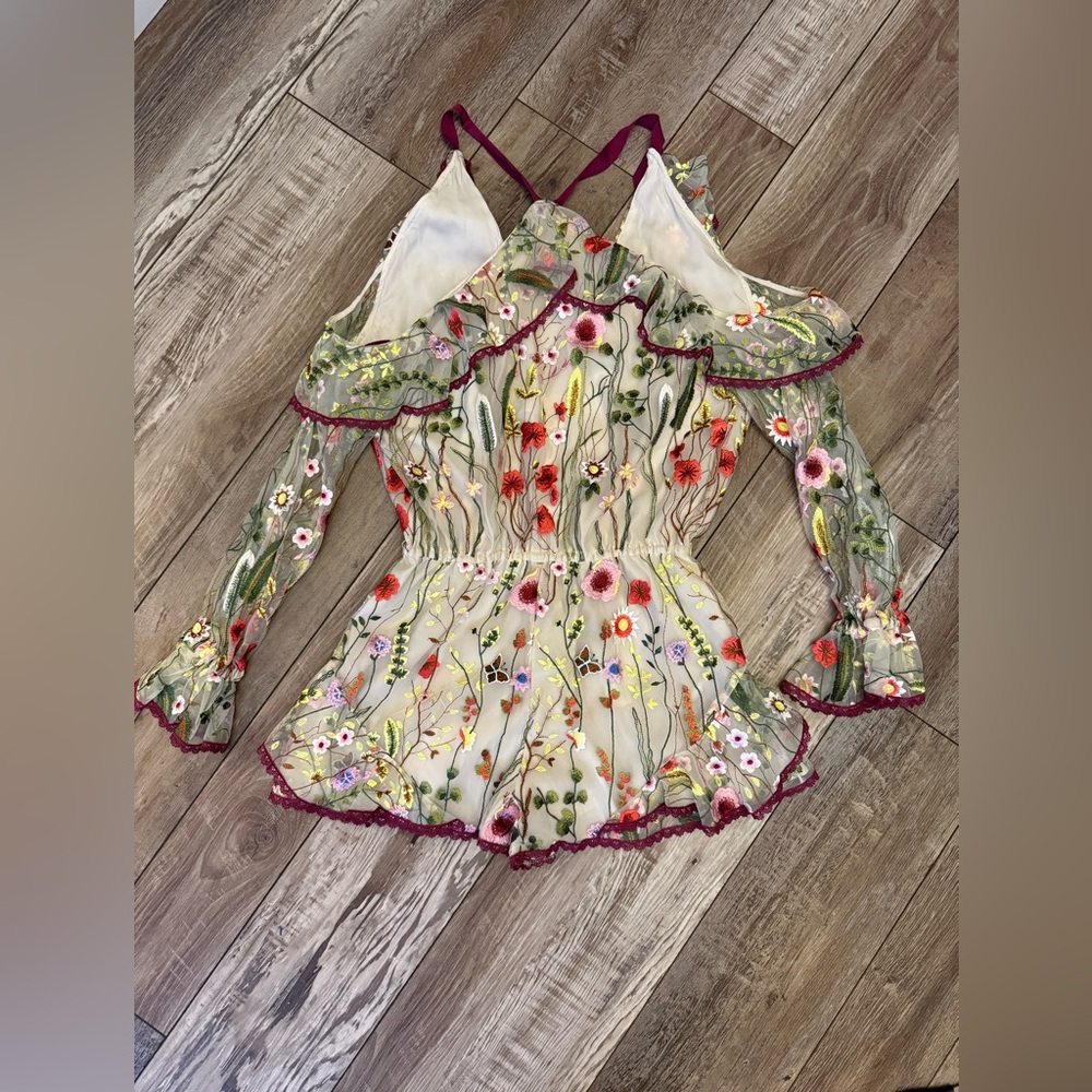 Alexis Kylie Embroidered Cold-Shoulder Romper floral embroidery ruffled sleeves - Picture 2 of 6